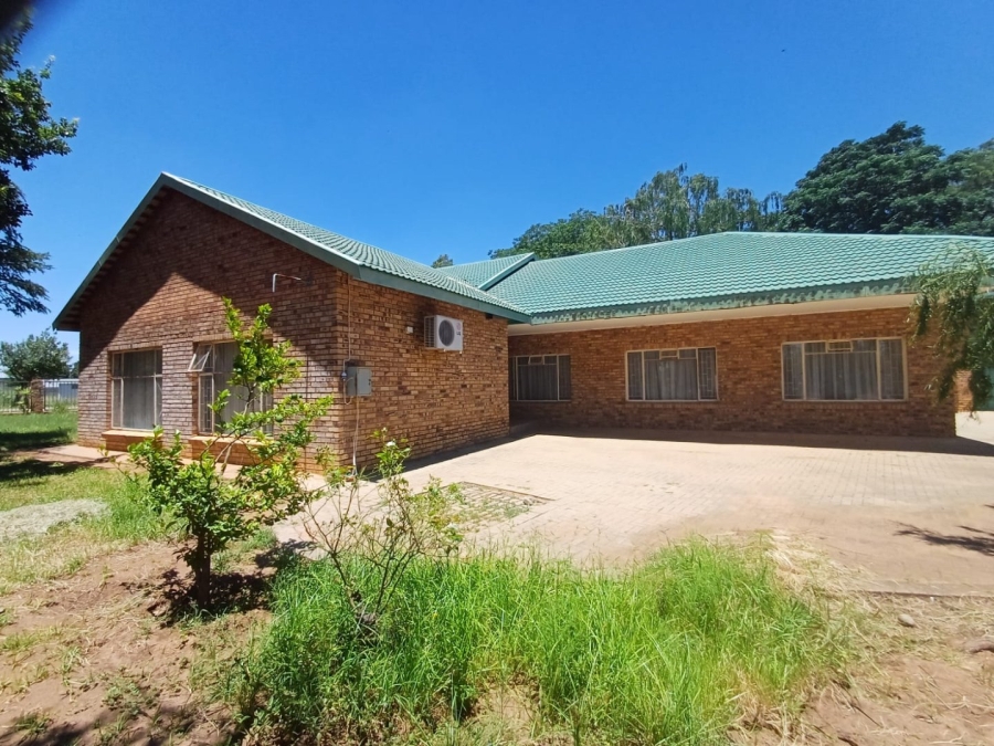 6 Bedroom Property for Sale in Makwassie North West